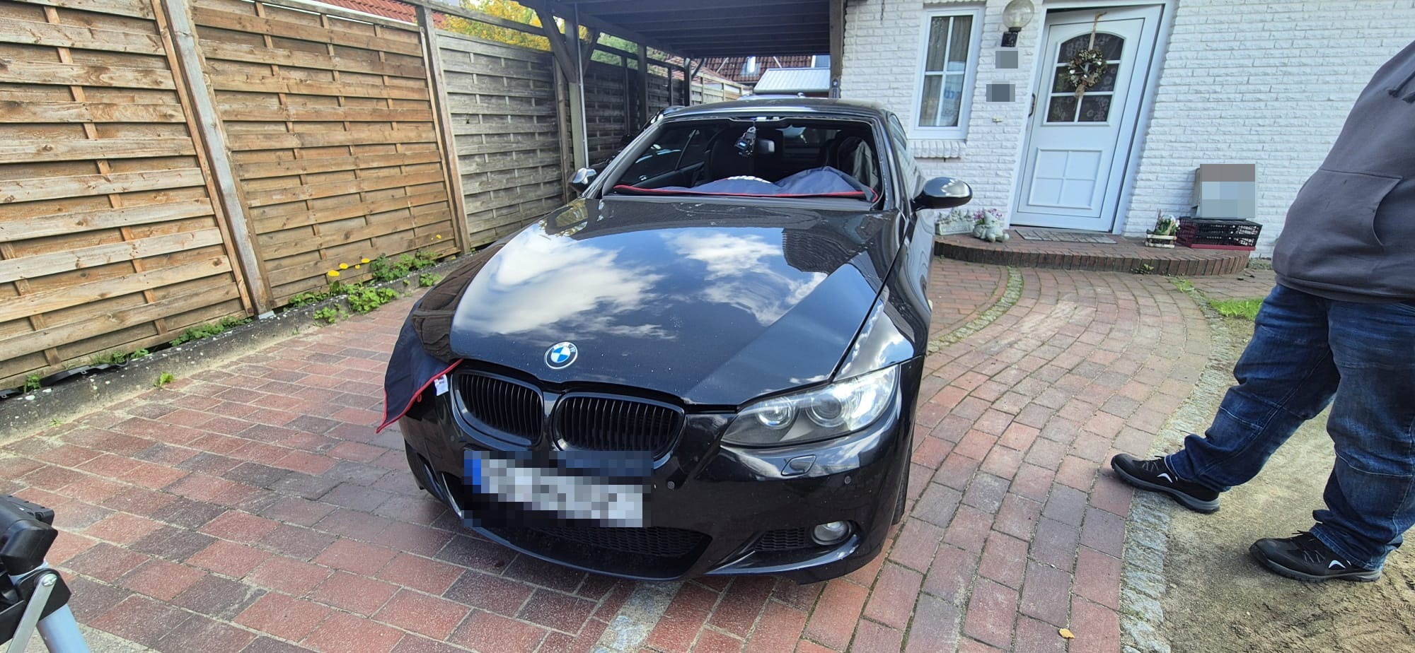 BMW mit Steinschlag in der Windschutzscheibe vor der Reparatur.