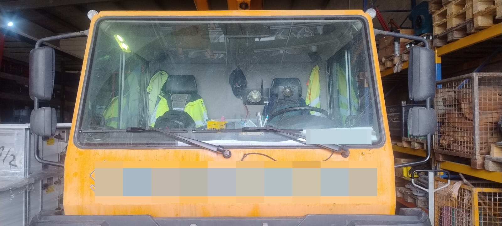 Service für Baustellenfahrzeug: Reparatur der Windschutzscheibe.