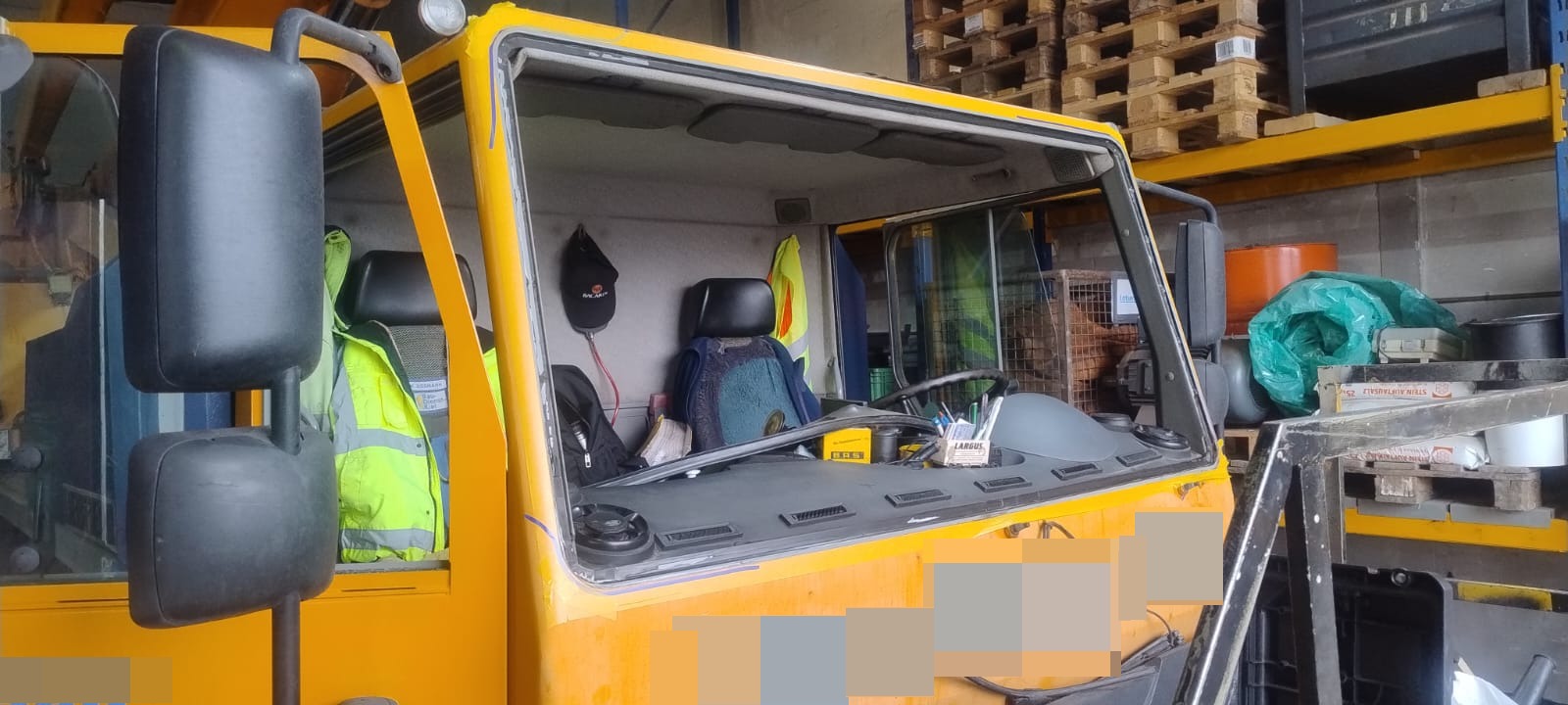 Baustellenfahrzeug ohne Windschutzscheibe.