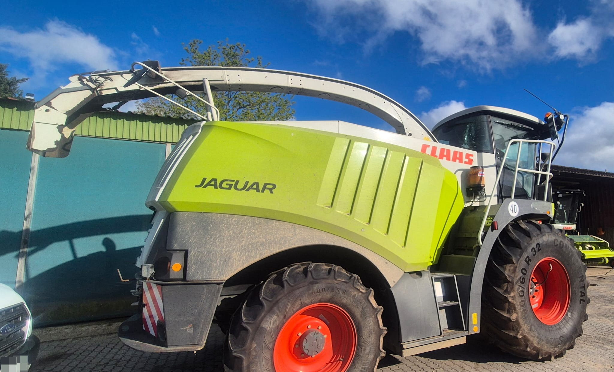 Reparatur eines Steinschlags an einer Windschutzscheibe.