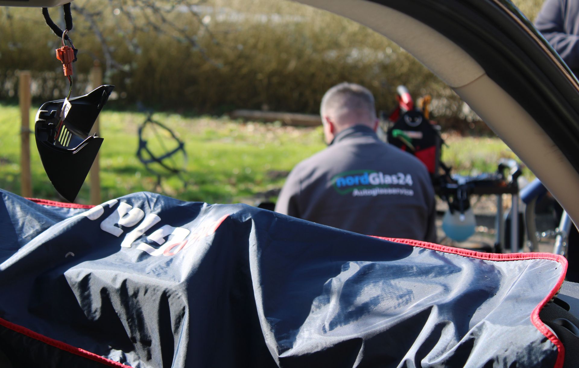 Innenansicht eines Fahrzeugs während des Scheibenaustauschs.