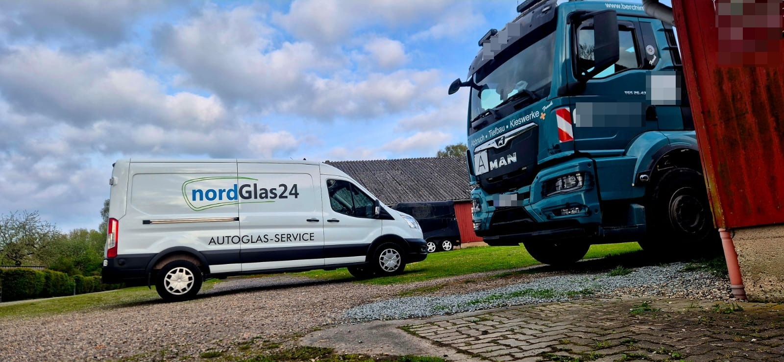 nordGlas24 Service-Fahrzeug neben einem LKW für den mobilen Autoglasservice.