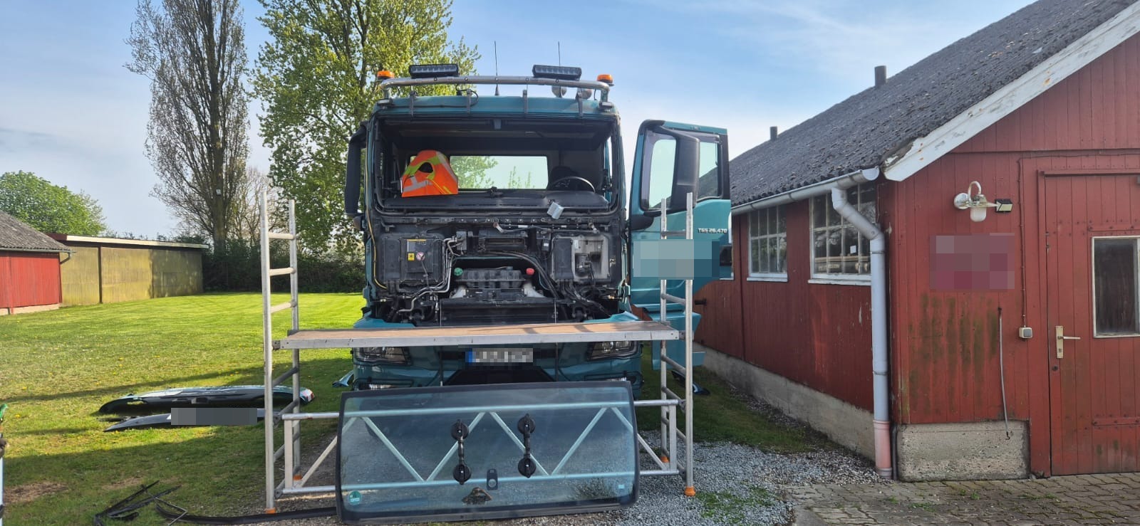 LKW mit neuer Windschutzscheibe nach dem Austausch durch nordGlas24.
