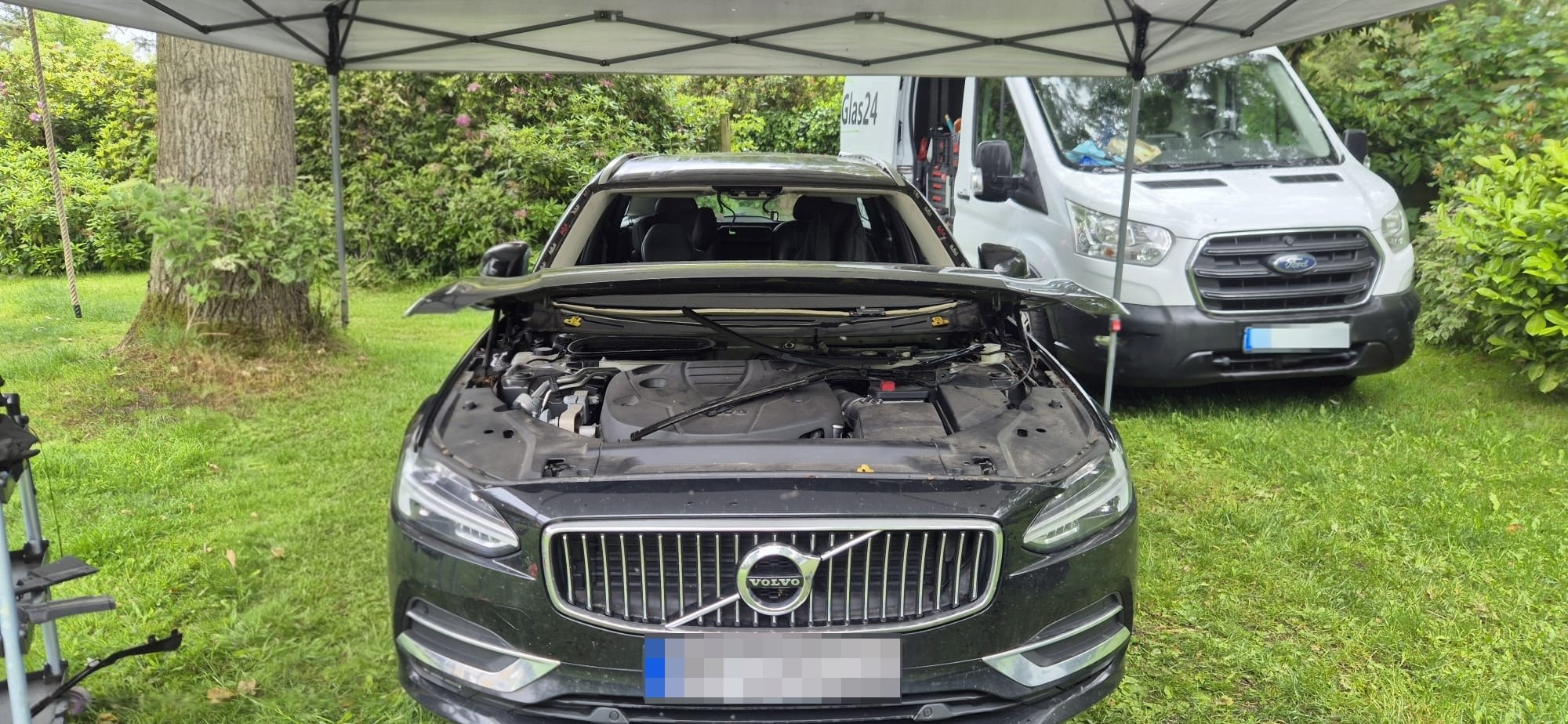 Volvo mit ausgebauter Windschutzscheibe in der Werkstatt.