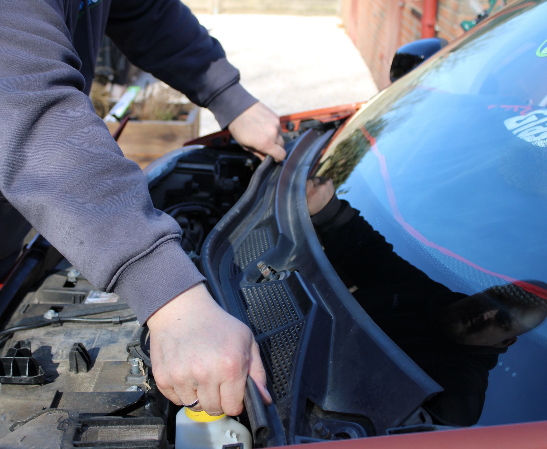 Detailansicht einer reparierten Windschutzscheibe.